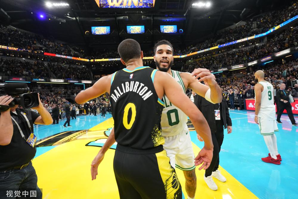 她以流畅的 她以流畅的